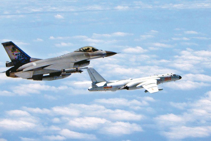 近年來中共軍機頻頻越過台海中線，圖為我空軍F16戰機（左）攔截共軍轟6K照。圖／國防部提供