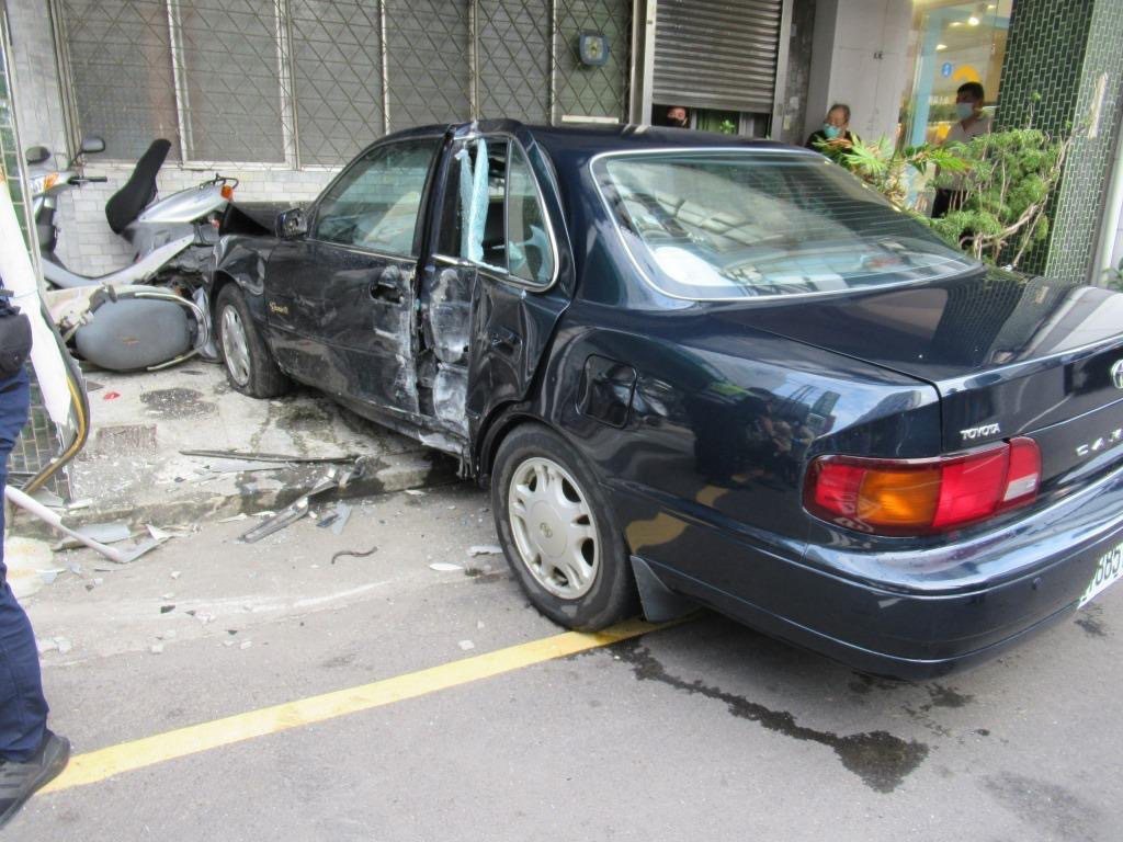 苗栗市區5月13日發生楊姓老翁開車疑把油門當煞車，碰撞一輛小轎車碰撞，再撞進騎樓...