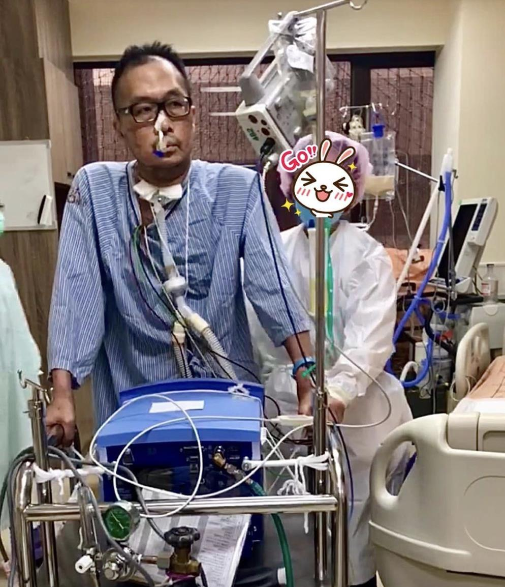 新光醫院婦產科醫師林禹宏已經可以下床練習走路。圖／取自林禹宏臉書