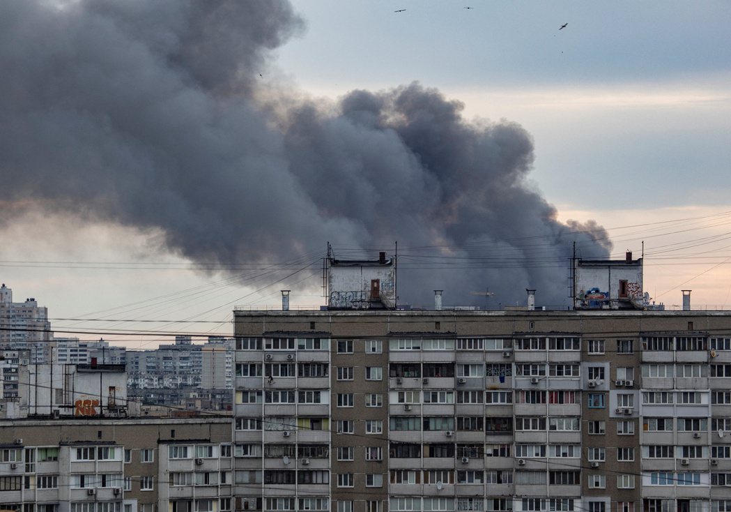 俄國5日發射飛彈攻擊基輔，現場冒出濃煙。（路透）