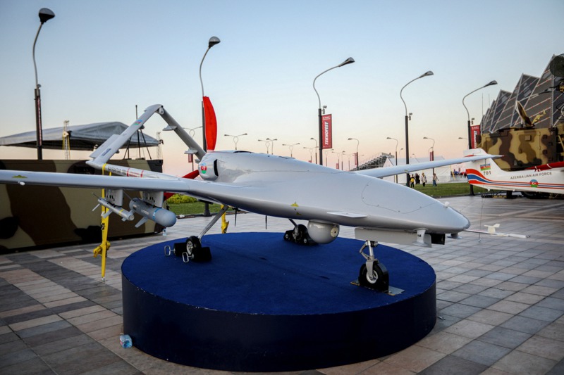 土耳其國防公司拜卡生產的「旗手」TB2武裝無人機今年5月27日在亞塞拜然首都巴庫的航空與科技節展出。路透