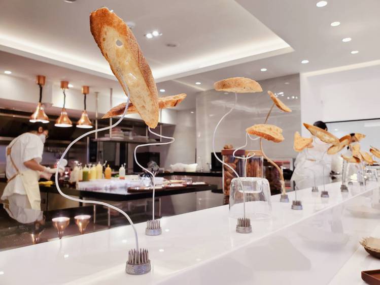 溫度物所Temperature Studio也將烘乾的法國麵包作為藝術素材。記者...