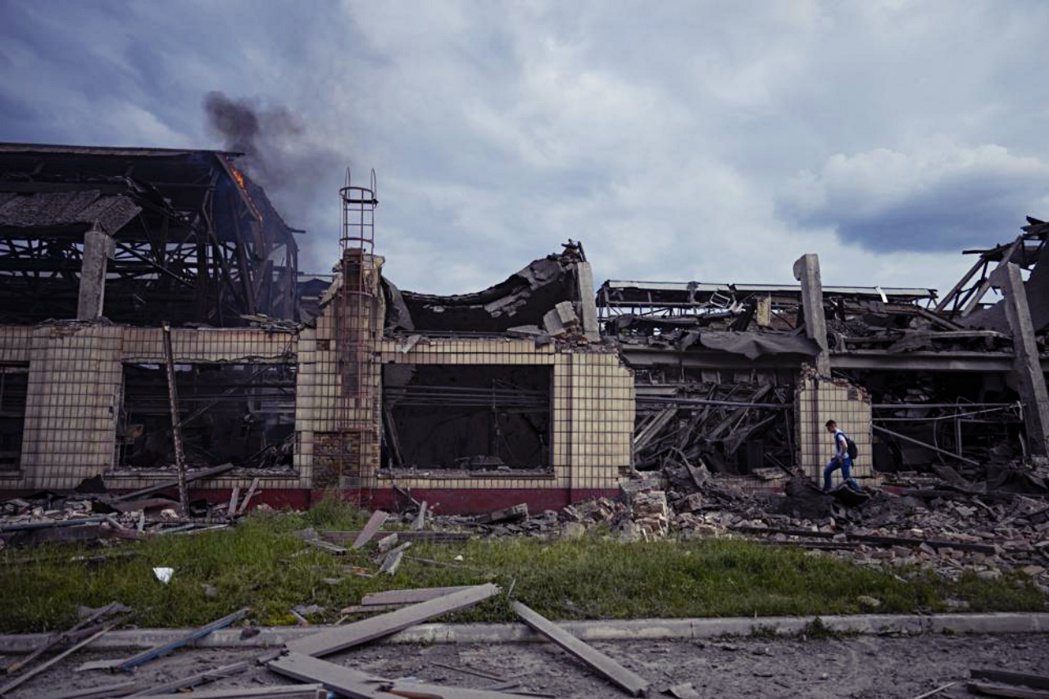 被炸毀的火車工廠。 圖／美聯社