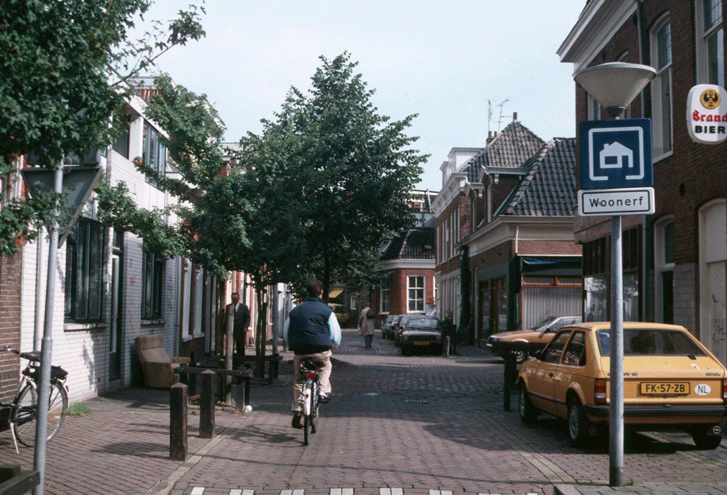 「交通寧靜區」Woonerf是荷蘭語「活的街道」的意思，指的是讓街道發揮生活的「場所功能」的一種新規劃。「交通寧靜區」於70年代中期開始越來越常見於荷蘭都市住宅區規劃中。 圖／維基共享