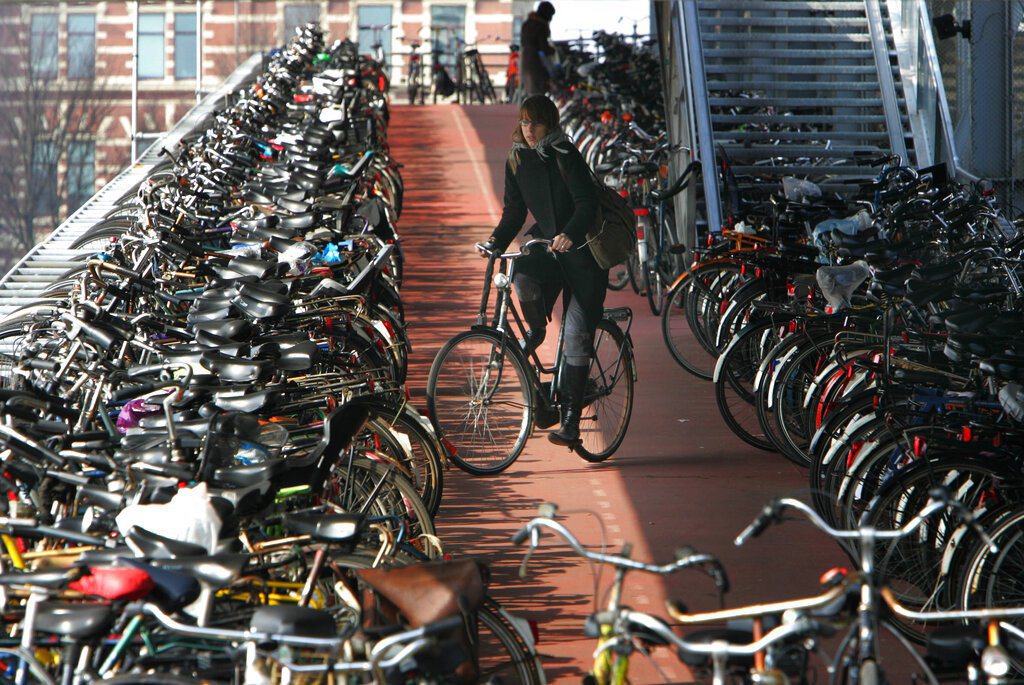位於荷蘭首都阿姆斯特丹的大型自行車停車場。 圖／美聯社