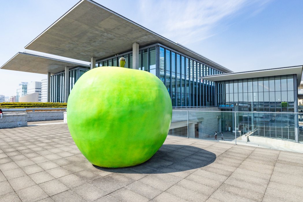 往海的方向望去可見位在戶外展區「海上甲板」上，由安藤忠雄打造象徵青春的巨大青蘋果...