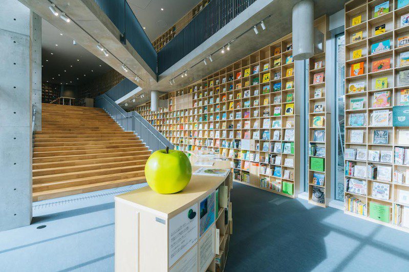 「童書森林 神戶」是安藤忠雄為孩子們打造的第三座童書森林兒童圖書館。 圖／こども本の森 神戸、版權／岩本順平（DOR）