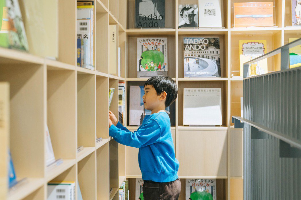 「童書森林 神戶」以孩子們得以輕鬆取閱、創造與書相遇的契機為書牆設計核心。 圖／...