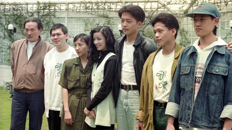 圖說：導演蔡明亮(左二)拍攝的「青少年哪吒」，演出的演員已確定為苗天(左一)、陸筱琳(左三起)、王渝文、陳昭榮、李康生、任長彬。來源：聯合報。日期：1992/04/25