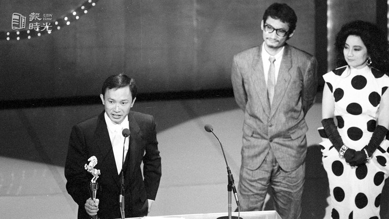 圖說：第二十三屆電影金馬獎頒獎典禮，廿九日於台北市社教館舉行，圖為獲得本屆最佳導演獎的吳宇森(左)。來源：聯合報。日期：1986/11/29

