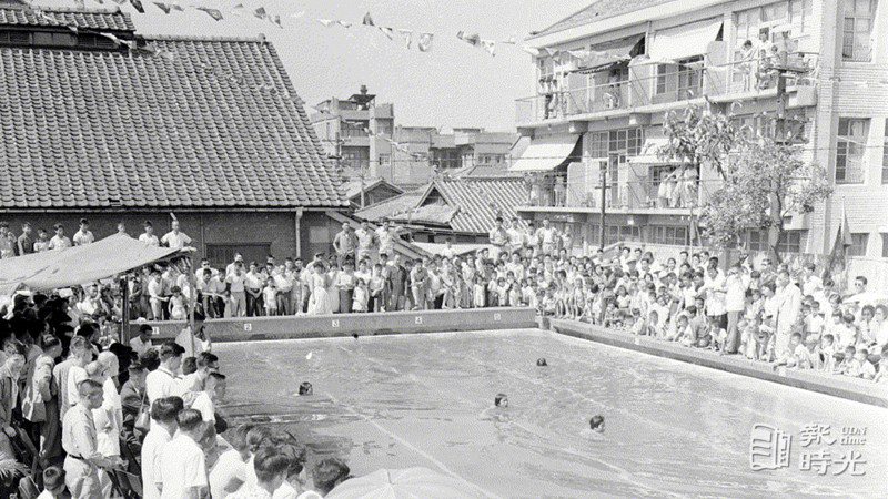 圖說：座落在台北市府後門外的市立建成女子游泳池開幕，有六位在本省泳壇享有美人魚盛譽的女選手，下池表演。日期：1960/6/15。攝影：陳維在。來源：聯合報 