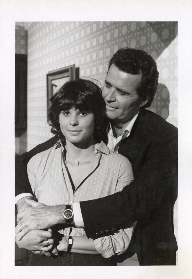 詹姆斯．加納與女兒吉吉．加納1980年的合影，詹姆斯佩戴豪雅卡萊拉腕表。圖／富藝斯提供