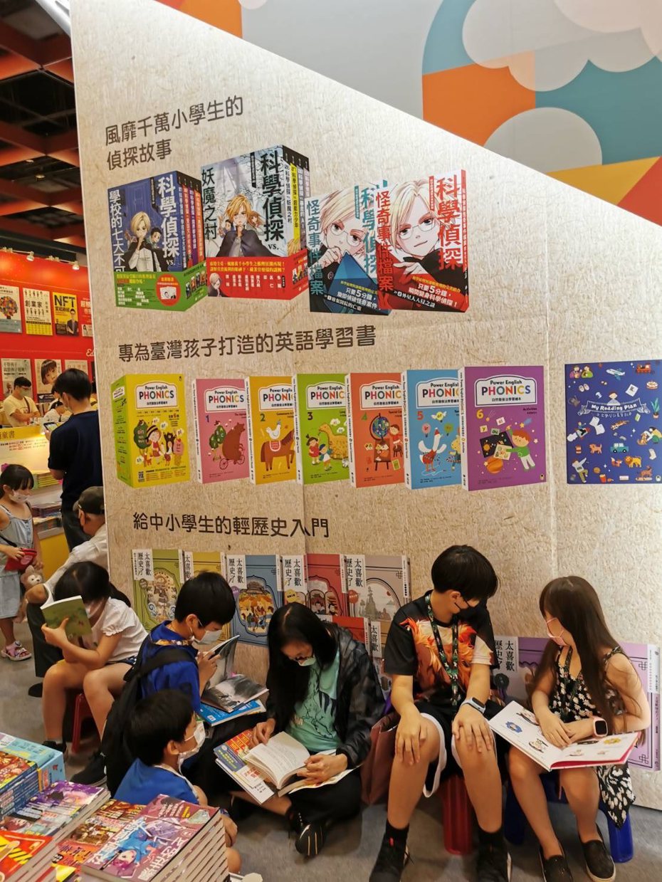 疫情緊繃，台北國際書展兒童書區意外出現不少小讀者。問家長為什麼願意在疫情緊繃時帶孩子逛書展，家長回答「想讓孩子知道，疫情下也要正常生活。」圖／讀書共和國提供