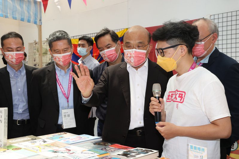 行政院長蘇貞昌參觀「2022台北國際書展」，兩小時買了35本書。蘇貞昌還特別強調說書是自己花錢買的，不可打「統編」，不然會被害死。記者黃義書／攝影