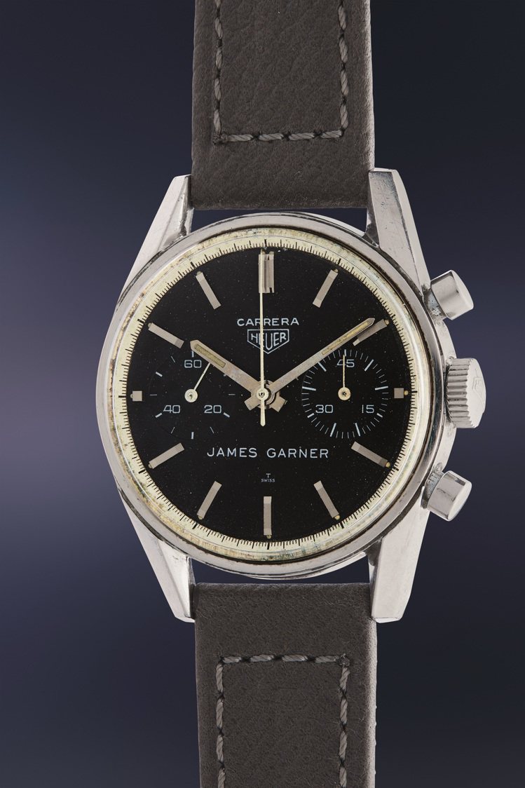 詹姆斯．加納的豪雅卡萊拉TAG Heuer® CARRERA型號2447腕表，表盤刻有他的名字，估價20,000美元起。圖／富藝斯提供