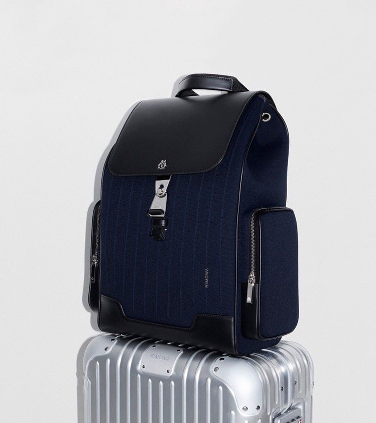 RIMOWA NEVER STILL系列Flap Backpack藍色翻蓋後背包52,700元。圖／RIMOWA提供