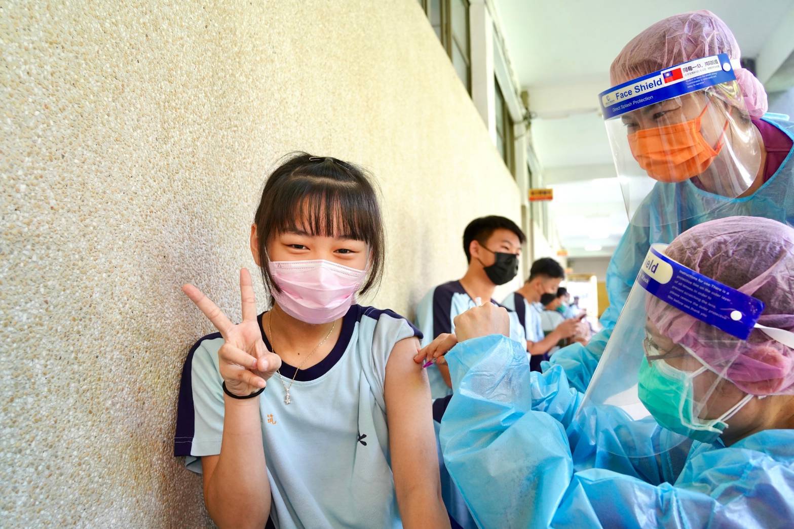 屏東縣高中校園施打青少年BNT輝瑞疫苗第三劑。示意圖／屏東縣府提供