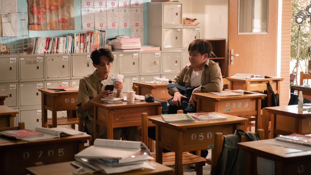 在片中高中時期的志龍與朋友討論怎麼把妹。圖／彌聲 Mixing studio提供