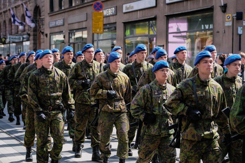 4日是芬蘭的軍旗日，芬蘭軍人在赫爾辛基國家閱兵式上行進。（法新社）
