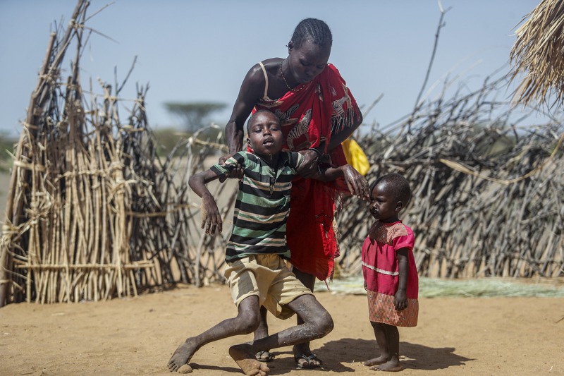 俄烏開打以來，造成全球糧價上漲，也使饑荒機率升高。圖為肯亞東北部一名母親5月12日帶著兩個營養不足的孩子。美聯社