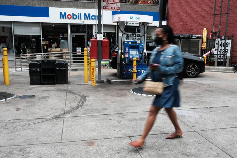 最新民调显示通膨和政治分歧令美国人悲观，图为曼哈顿一处加油站，当地汽油价格目前为全美最高。法新社(photo:UDN)