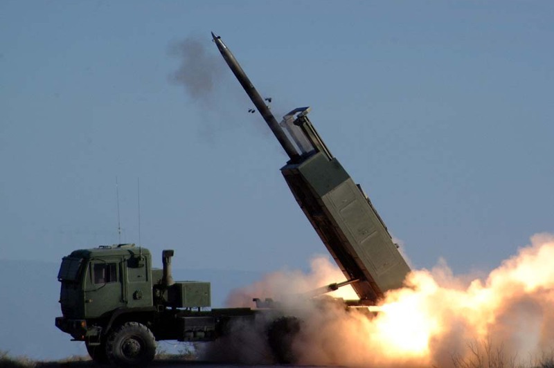 美國6月1日宣布將供應烏克蘭4套「海馬斯多管火箭系統」(HIMARS)，可精準攻擊84公里以內的目標。圖／取自維基百科
