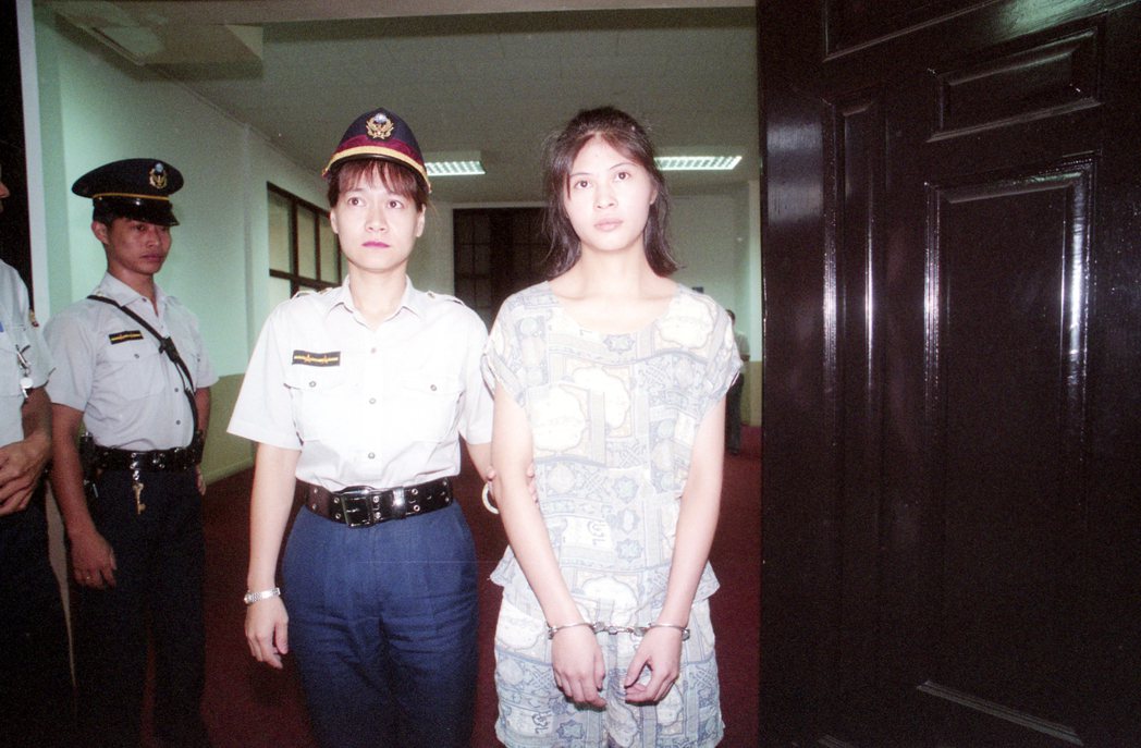1993年鄧如雯殺夫案震驚台灣社會，鄧如雯（右）15歲時因被性侵，被迫嫁給加害者林阿祺，但婚姻生活中長期受其丈夫肢體暴力與精神虐待，最後忍無可忍動手殺人。 圖／聯合報系資料照