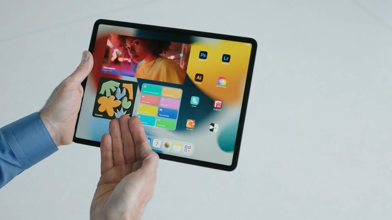 iPadOS 16 is more usable on the desktop.  (reproduced from Apple's YouTube channel)