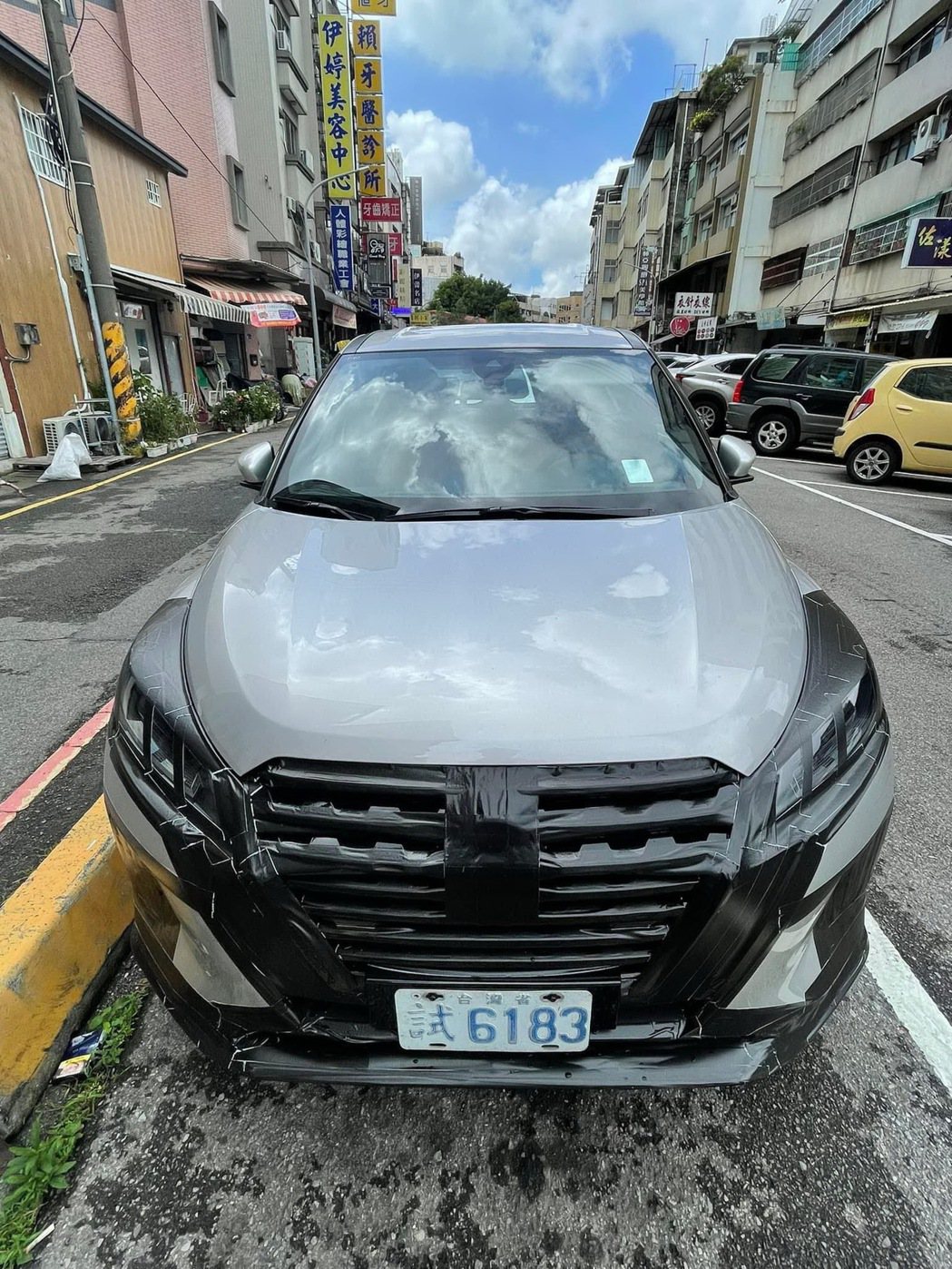 網友捕捉到Nissan Kicks偽裝車在台灣道路上現蹤。 摘自爆廢公社