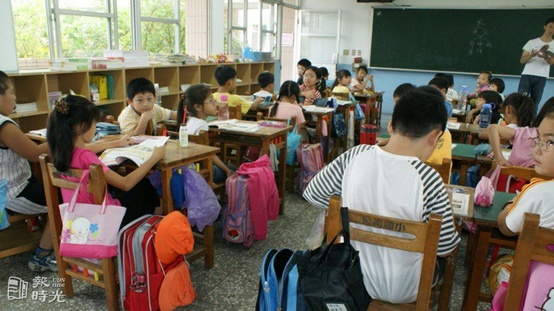 斗六市鎮南國小教室都設置物櫃，多數學童都拿拉桿式書包上學。日期：2008/09/02。攝影：魯永明 。來源：聯合報 