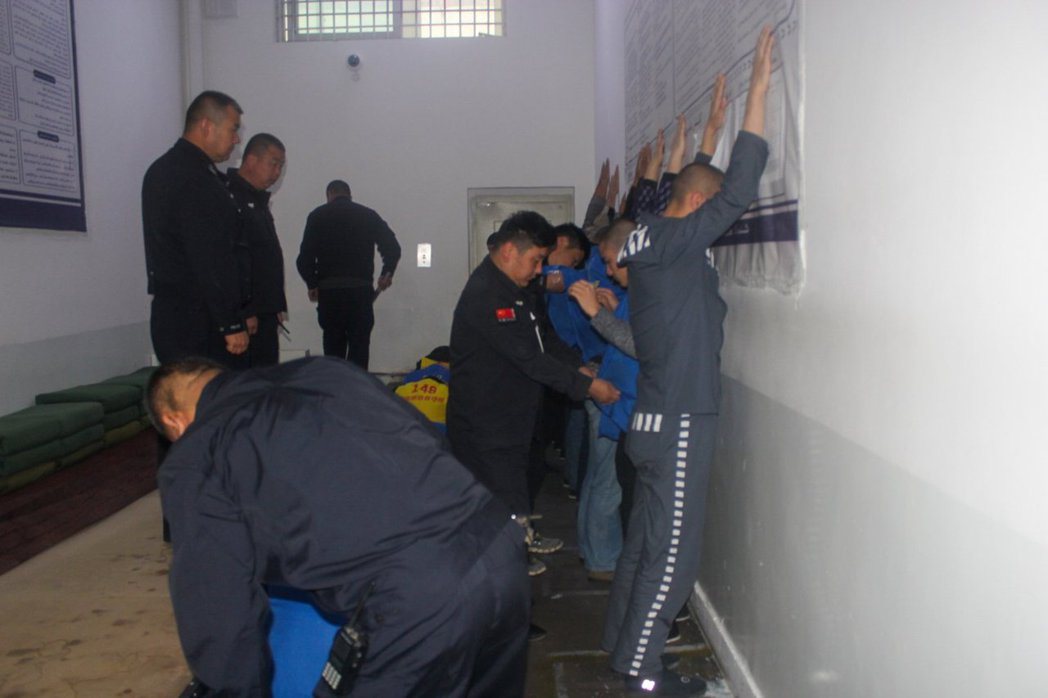 圖為外洩的拘留營演習圖片。 圖／《新疆警察檔案》
