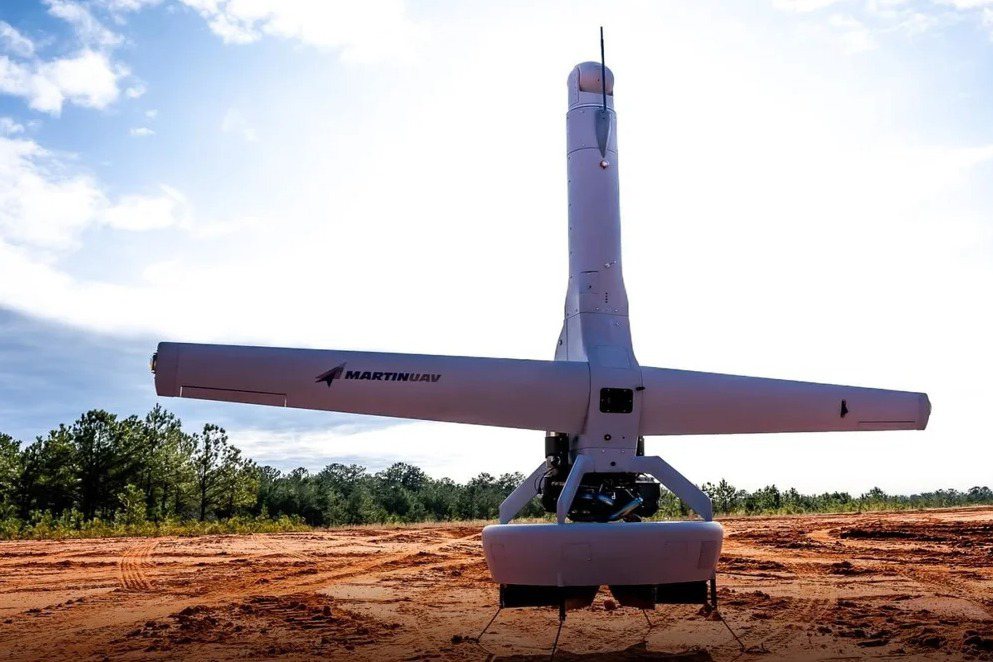美國V-Bat無人機，具備垂直起降能力，並能在起飛後於空中轉換飛行姿態，以定翼式無人機的方式飛行，兼具旋翼機的便利性與定翼機的飛行性能。 圖／Martin UAV公司