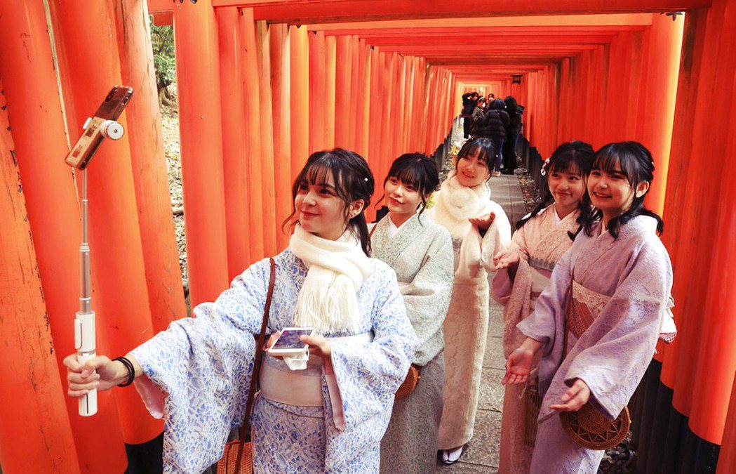 圖為2022年5月的日本黃金周，在京都的觀光人潮。 圖／歐新社