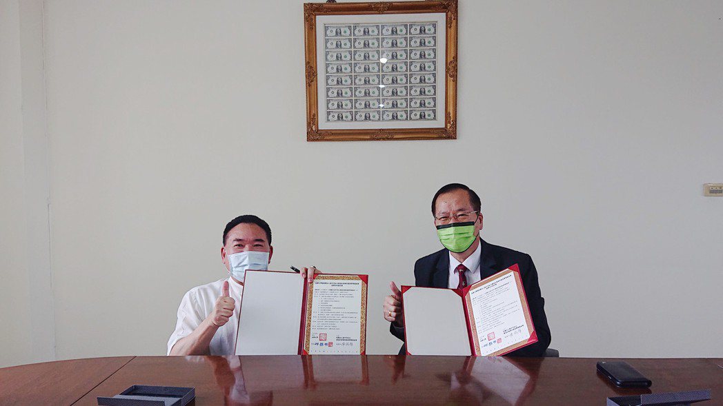 副校長林辰璋(右)與廣達社會福利慈善事業基金會董事長陳瑞祥(左)簽署產學合作。 ...