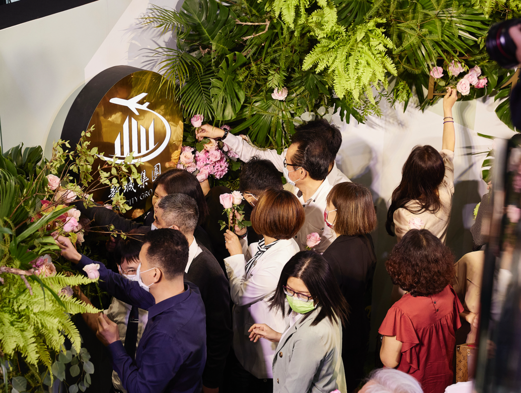 總部大樓開幕式當天，新城集團廣邀互相扶持的業界夥伴們插美麗的鮮花球到背板，象徵眾...