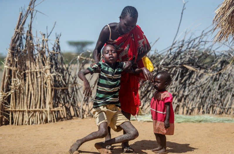 图为肯亚东北部一名母亲5月12日带着两个营养不足的孩子。美联社 美联社(photo:UDN)