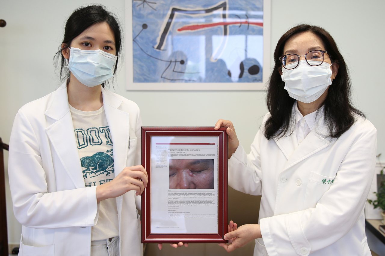 皮膚醫學中心主任張中興（右）與醫師陳彥婷，將「血管瘤樣類肉瘤病」治療過程寫成論文，獲「英國醫學期刊」刊登。圖／花蓮慈濟醫院提供
