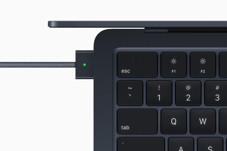 全新MacBook Air也回歸專門用於充電的MagSafe，讓使用者插電時能安...