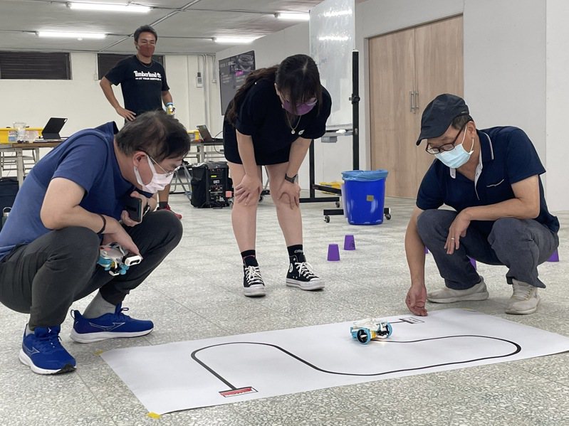 中華機器人科技教育學會近開發出15個機器人教育課程，將優先提供給南市偏鄉學校使用。記者鄭惠仁／攝影