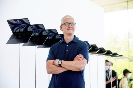 蘋果執行長庫克站在新的MacBook Air產品展示前。美聯社