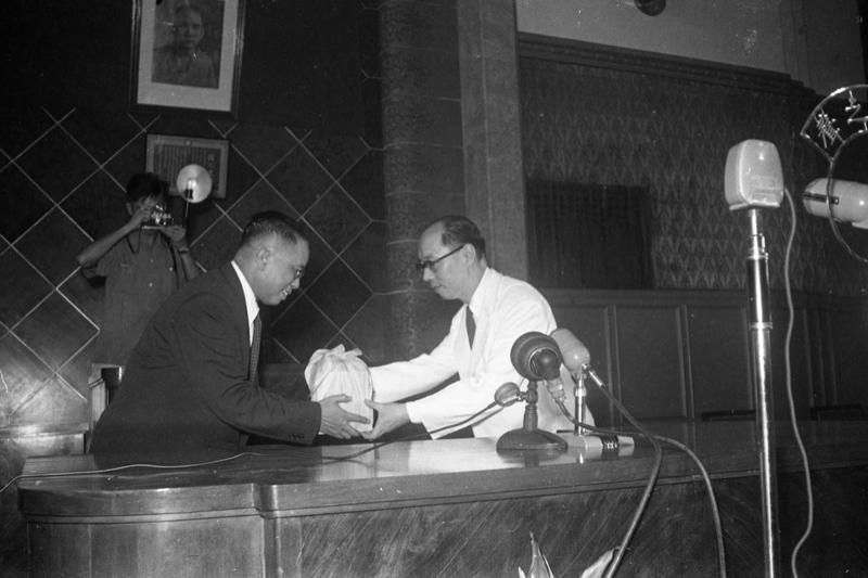 1954年6月7日，台灣省主席新舊移交典禮，前主席俞鴻鈞(左)將印信交給新任主席嚴家淦(右)。圖／聯合報系資料照片