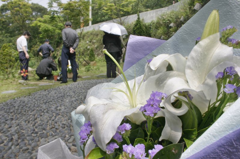 從2020年至今，台灣累計已有3090人死於新冠肺炎。圖為富德公墓樹葬區。圖／聯合報系資料照片