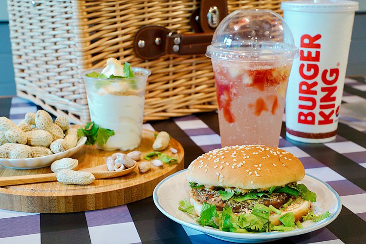漢堡王新推出「花生香菜刈包烤牛堡」、「古早味花生香菜聖代」、「紅心芭樂氣泡飲」等...