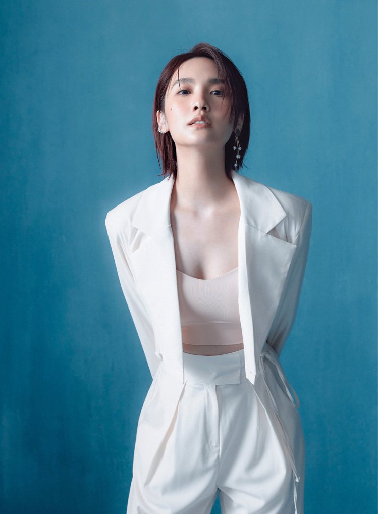 楊丞琳詮釋電商女裝品牌PAZZO新一季服飾。圖／PAZZO提供