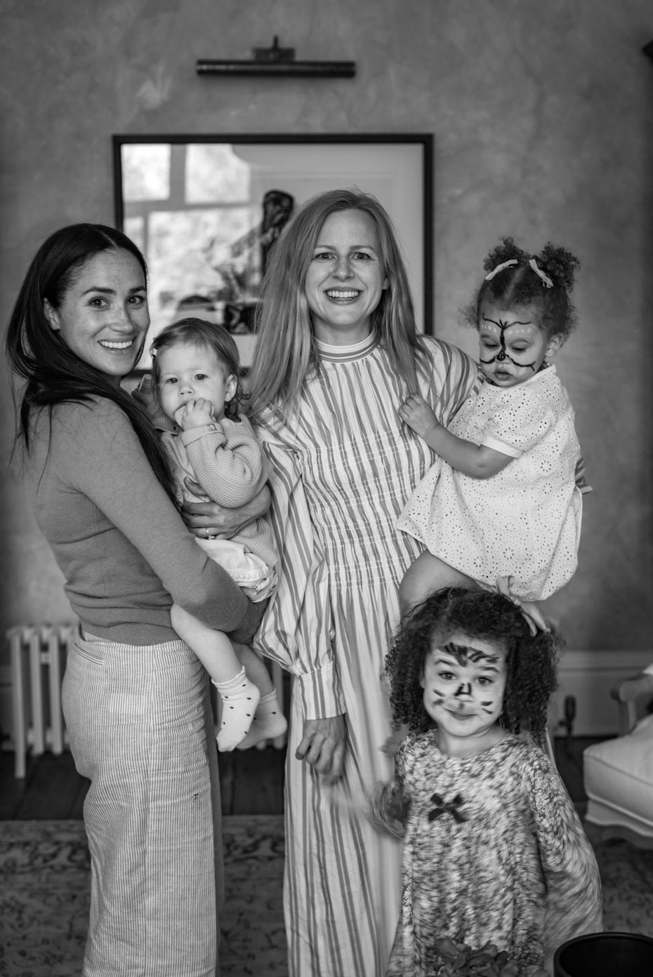 梅根（左一）手上抱著女兒莉莉，和友人及他們的小孩為莉莉過生日。圖／摘自twitter