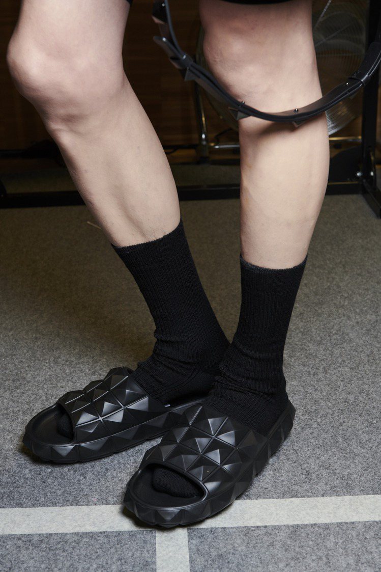 Valentino今年春夏推出Roman Stud Turtle橡膠拖鞋，鞋身上...
