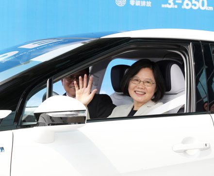 綠能是總統蔡英文上任時的重要政見。圖為她在2016年當選後，參觀日本豐田汽車開發的氫能車款「Mirai」。記者劉學聖／攝影