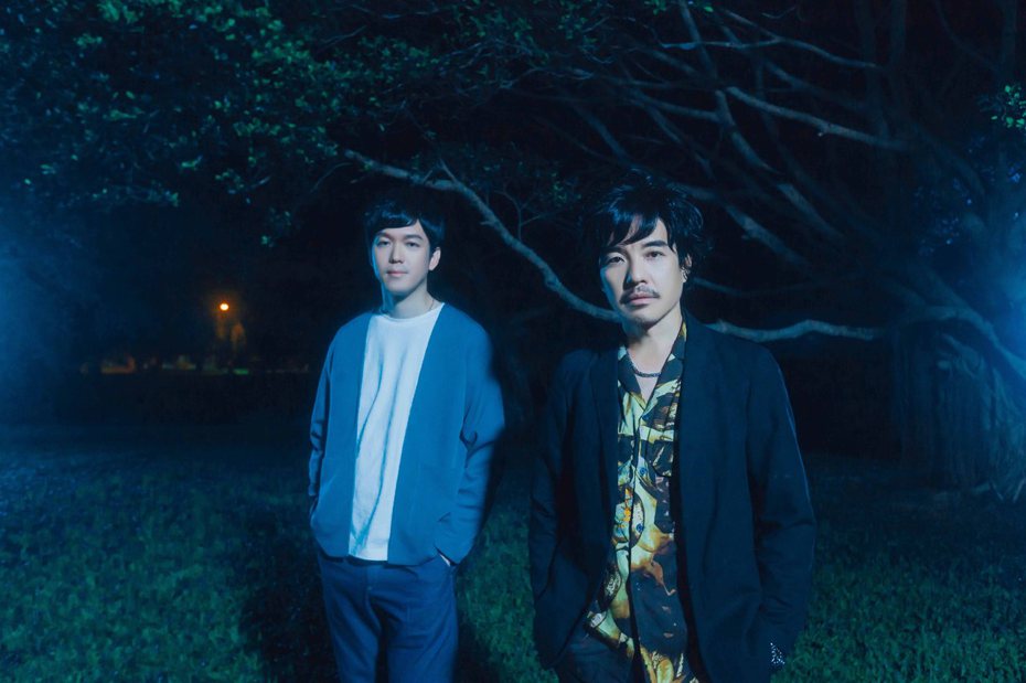 秦旭章（左）和陳如山合作新歌「月光假面」。圖／放飛音樂提供