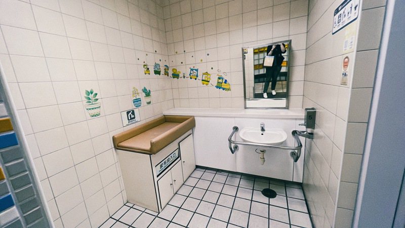 議員質疑，許多無障礙廁所放一個尿布台、兒童座椅後，就被當親子廁所使用，根本不符合規定。圖／議員潘懷宗辦公室提供