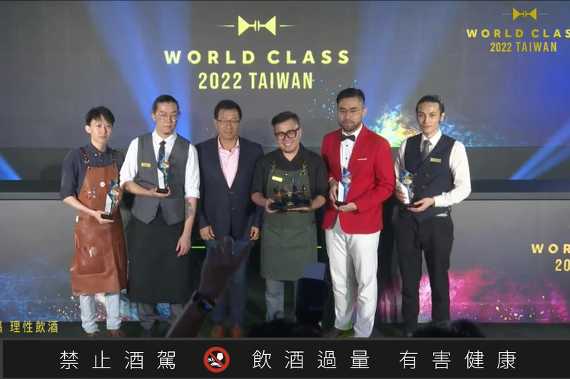 帝亞吉歐業務總監梁殷禎（左三）與前5強選手Matches的劉權震（左一）、Ron Xinyi的林思暐（左二）、冠軍酣呷餐酒的余翰為（右三）、酣呷餐酒的劉奎麟（右二）、Bar Neat的林育弘（右一）。圖／摘自2022 World Class Taiwan決賽直播。提醒您：禁止酒駕 飲酒過量有礙健康。